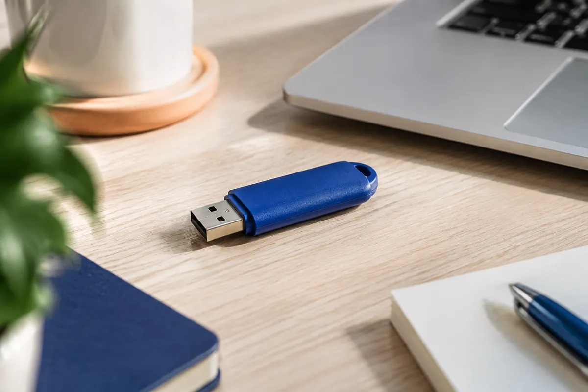 Un dispositivo USB per la firma digitale su una scrivania.